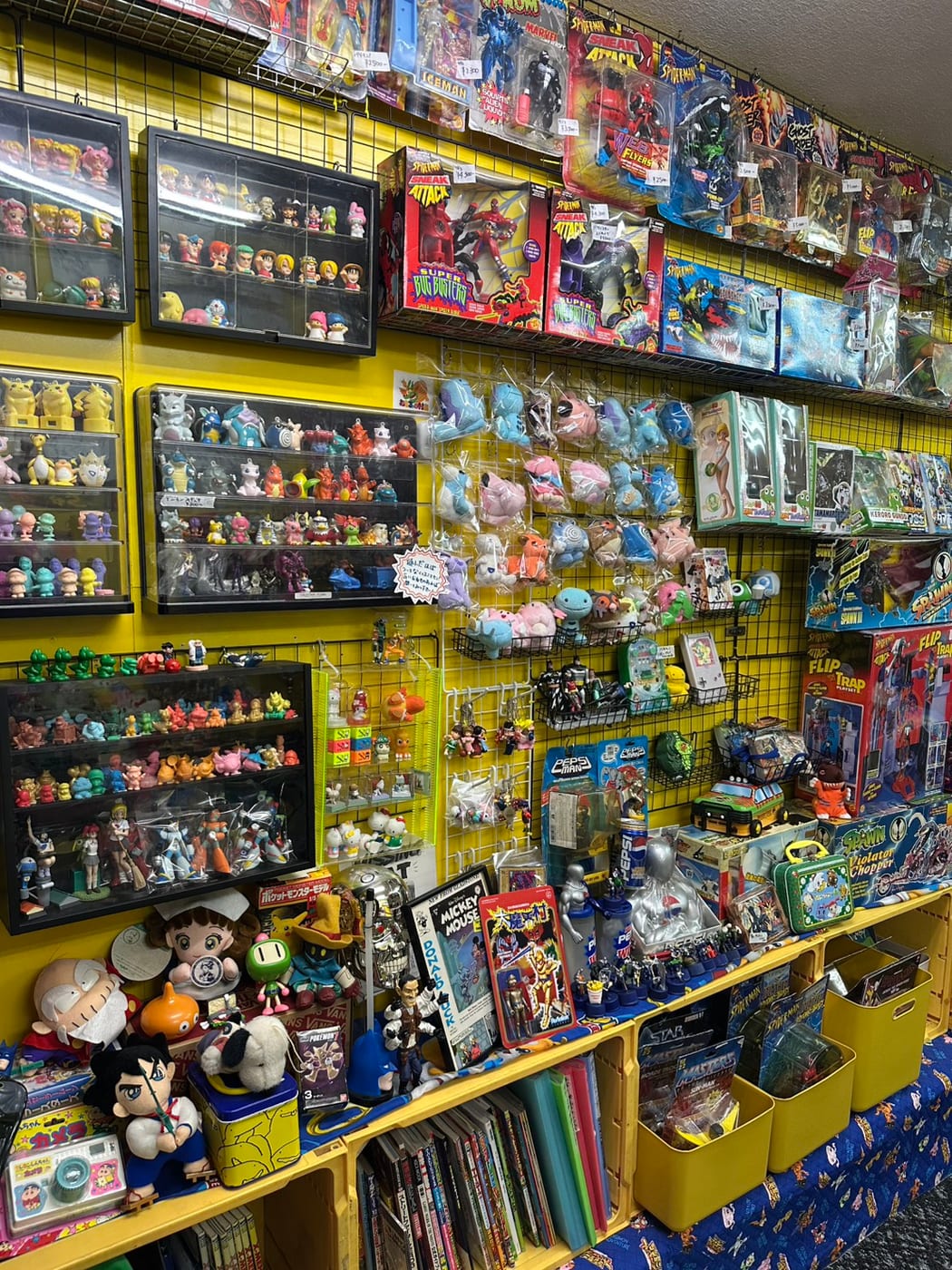 平成玩具 おもちゃの村上の店内に並ぶフィギュアやぬいぐるみ